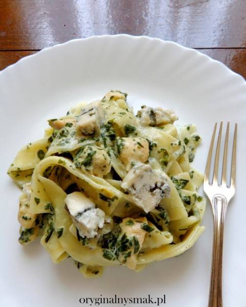 Tagliatelle ze szpinakiem, kurczakiem i gorgonzolą