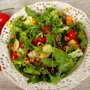 Zielona sałatka z pomidorowym pstrągiem