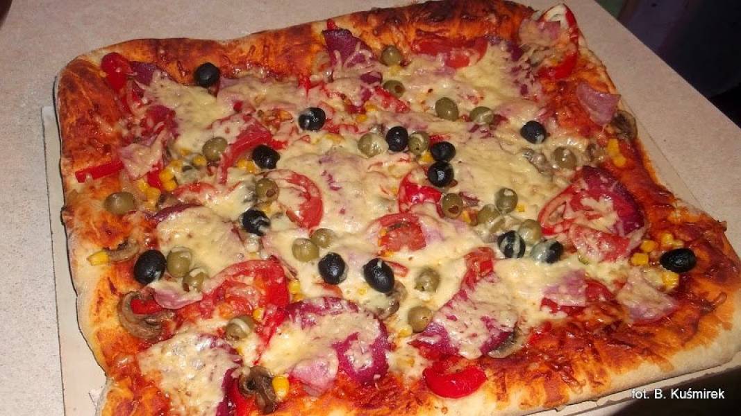 Pizza z salami i oliwkami