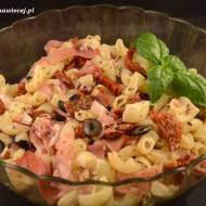 Sałatka z makaronem, suszonymi pomidorami i szynką parmeńską / Pasta salad, sun-dried tomatoes and prosciutto