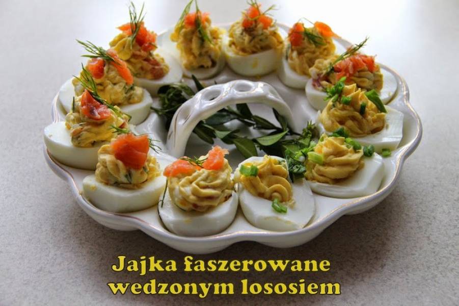 Jajka faszerowane wędzonym łososiem