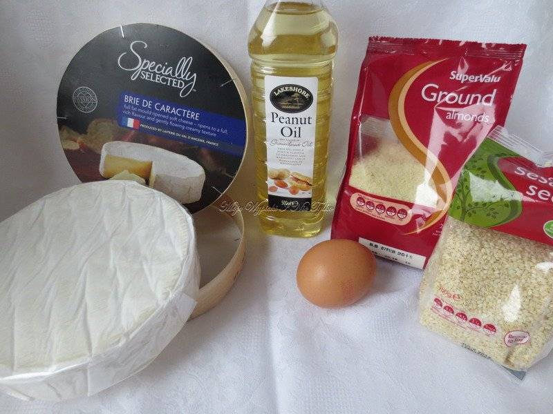 Brie panierowany, na sałatce z cukinii