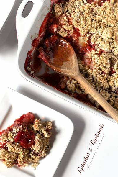 Crumble truskawkowo-rabarbarowe, czyli deser owocowy pod kruszonką z płatków owsianych