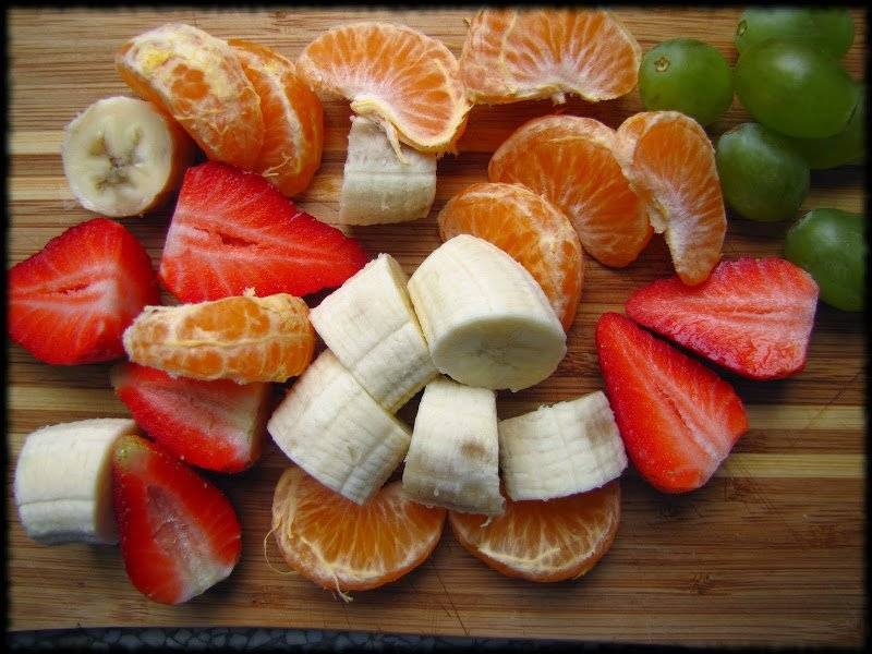 Koktajl banan, mandarynka, truskawka, winogrono z siemieniem lnianym i płatkami owsianymi górskimi