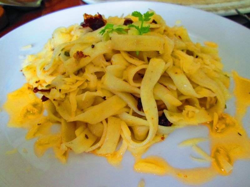 Pasta aglio, olio e pomodoro