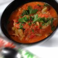 Lekka zupa pomidorowa z selerem naciowym i imbirem