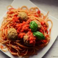 spaghetti bolognese z wegańskimi pulpecikami z soi