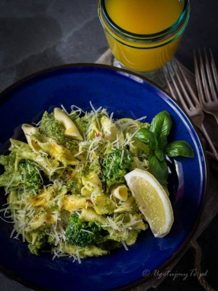 Makaron z brokułami, sardelami i cytryną