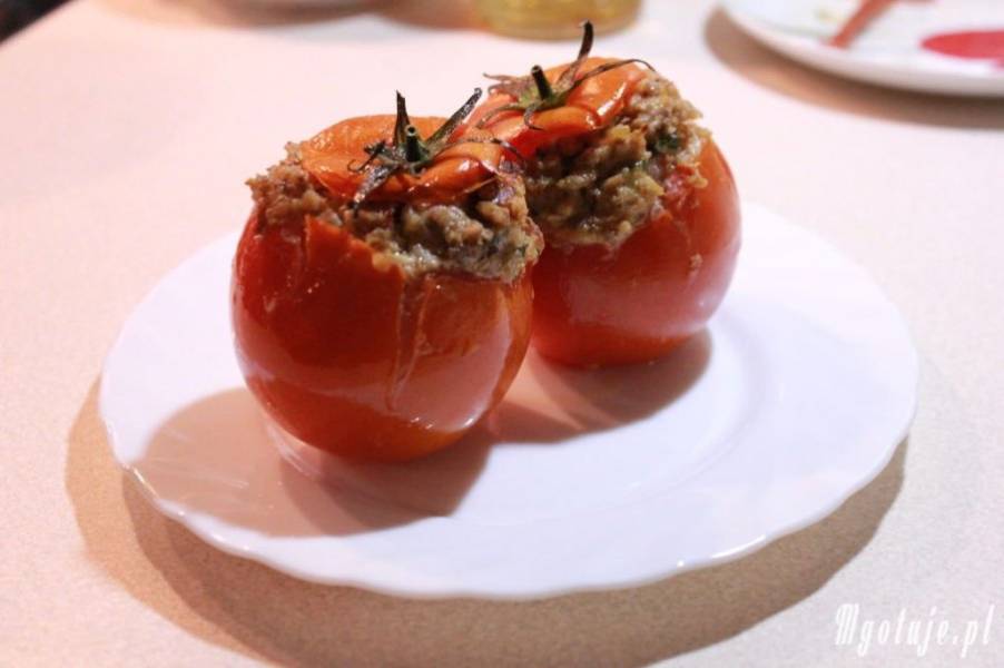 Pomidory faszerowane kaszą gryczaną z boczkiem i twarogiem