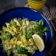 Makaron z brokułami, sardelami i cytryną