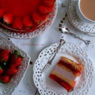 Tort Truskawkowy na Biszkopcie z Kremem Jogurtowym, Masą z Frugo i Kawałkami Owoców