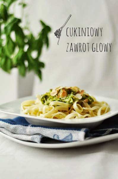 Delikatne spaghetti z cukinią i prażonymi migdałami