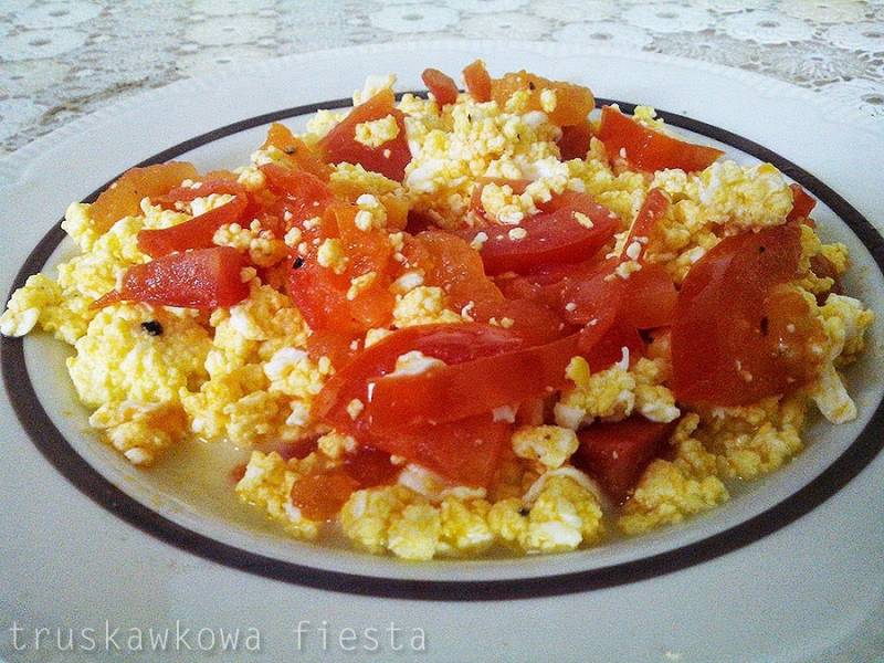 Jajecznica na maślance z pomidorami