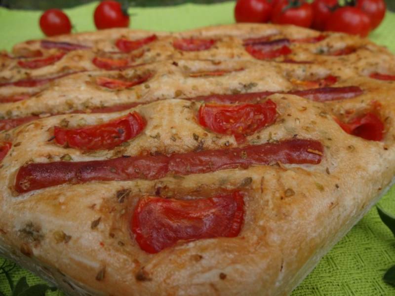 Foccacia (pizza, placek drożdżowy)  z kabanosem i pomidorami