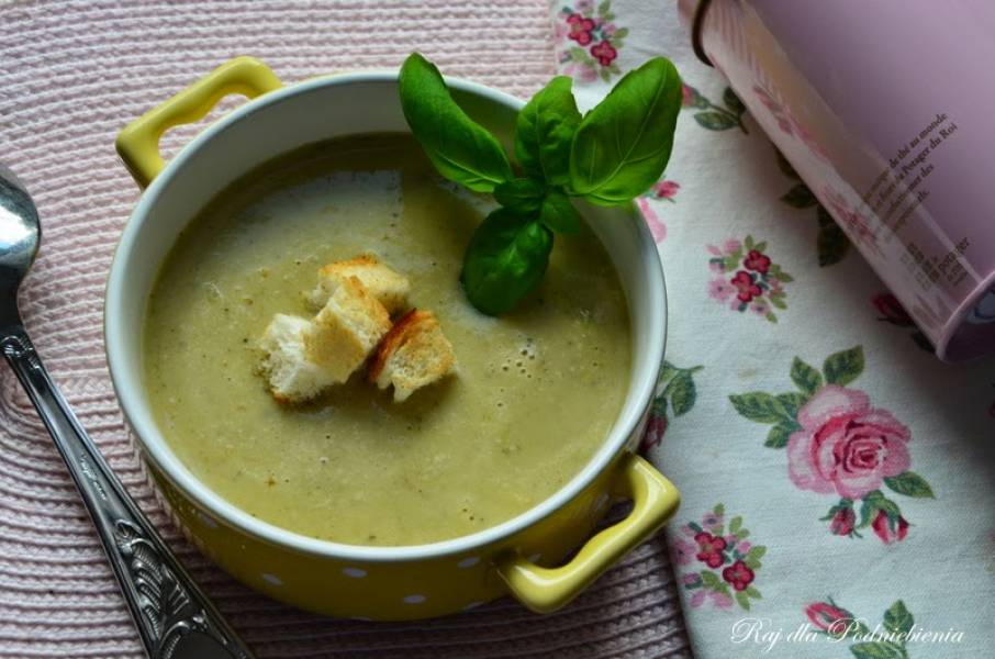 Zupa-krem z cukinii i zielonych szparagów