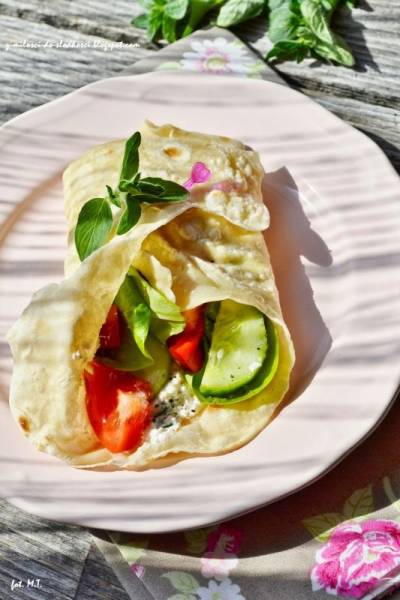 Majowe wyzwanie blogerek - Wiosenna tortilla z białym serem i warzywami