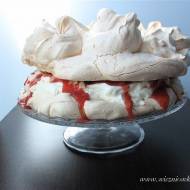 Tort bezowy z truskawkami – letnie marzenie :)