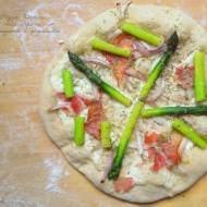 Pizza bianca z mascarpone, szparagami i prosciutto
