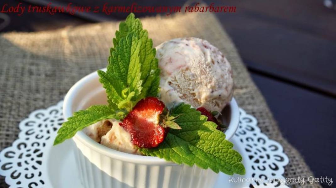 Domowe lody truskawkowe z karmelizowanym rabarbarem