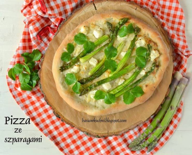 Pizza ze szparagami i listami groszku cukrowego