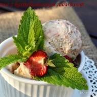 Domowe lody truskawkowe z karmelizowanym rabarbarem