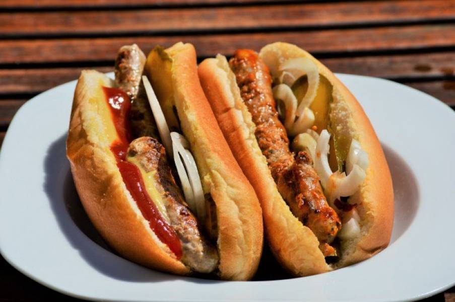 Hot dogi z domowymi grillowanymi kiełbaskami