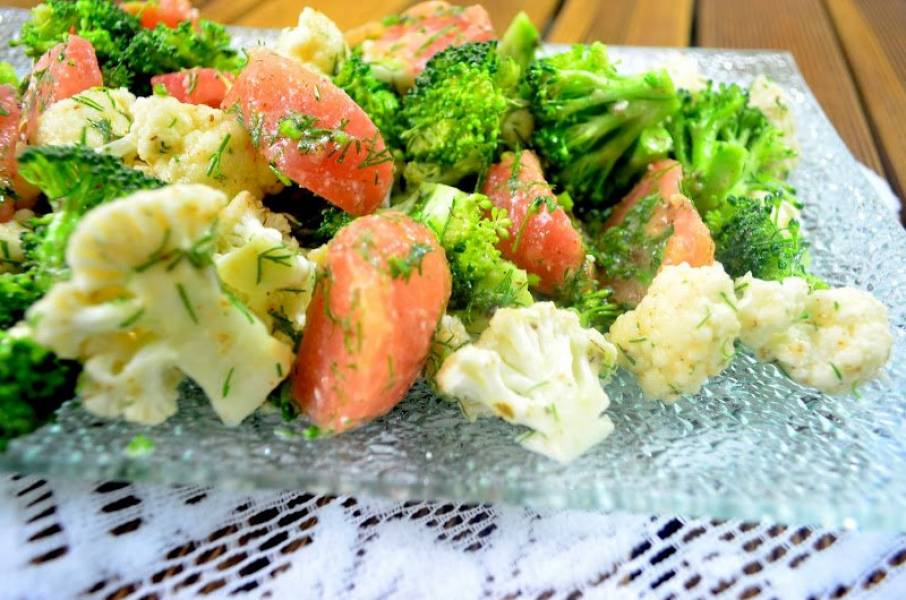 Sałatka z kalafiorem, brokułem i pomidorem + film