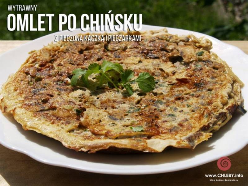 Wytrawny omlet po chińsku z pieczoną kaczką i pieczarkami