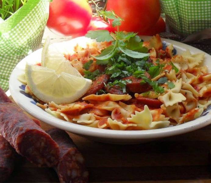Pomidorowy makaron ze schabem i chorizo - Pudliszki - pomidorowe inspiracje / mięso