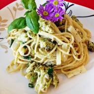 Spaghetti ze szparagami i brokułami w kremowym sosie