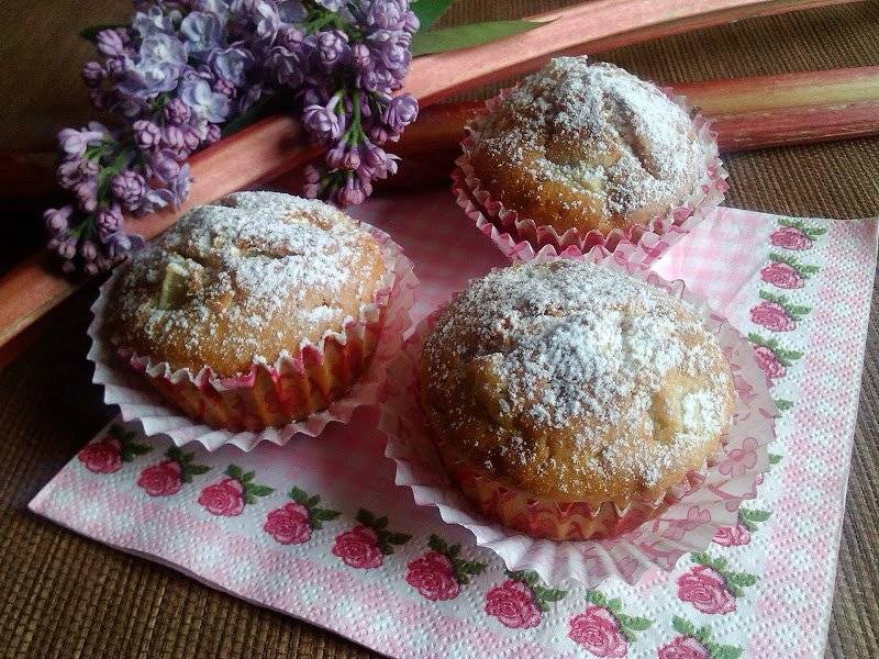 Słodkie środy - Muffiny z rabarbarem i cukrem pudrem
