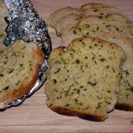 Chleb z masłem ziołowym na grilla