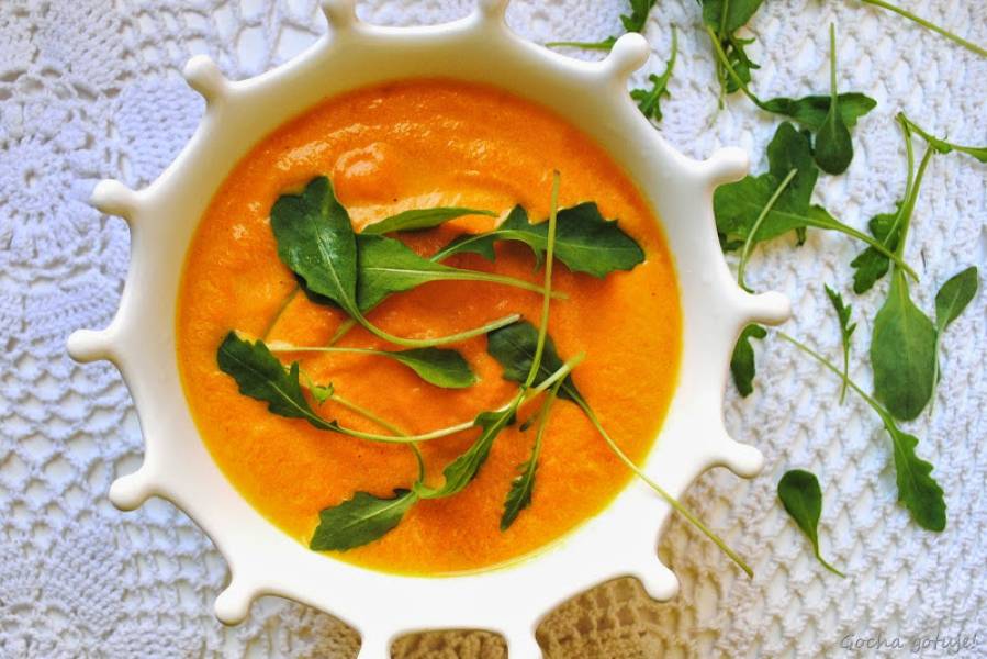 Zupa krem z marchewki z curry i rukolą