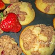 Muffiny z truskawkami i kruszonką cynamonową