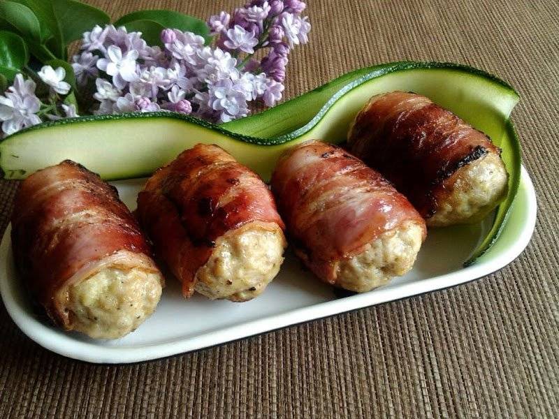 Kotleciki wieprzowe w plastrach boczku na oleju rzepakowym