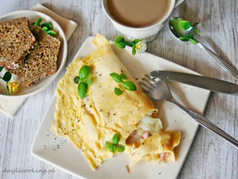 Omlet ze szparagami, szynką i serem. Weekendowe śniadanie - Czerwcowe Wyzwanie Blogerek