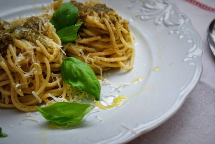 Spaghetti con pesto genovese