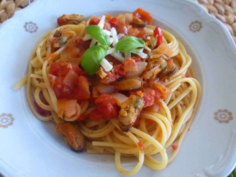 Spaghetti z mulami w sosie pomidorowym