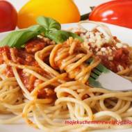 Razowe spaghetti z pieczarkami i papryką
