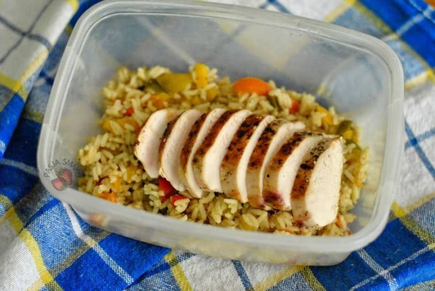 Lunchbox: Ryż z kolorową papryką i grillowanym kurczakiem (fit)