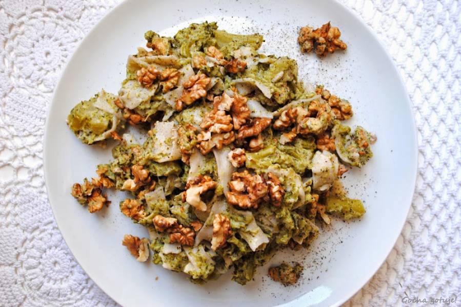 Tagliatelle z brokułem i orzechami włoskimi
