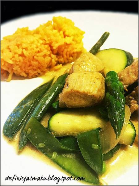 Zielone Curry ze szparagami i cukrowym groszkiem podane z jaśminowym ryżem