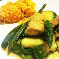Zielone Curry ze szparagami i cukrowym groszkiem podane z jaśminowym ryżem