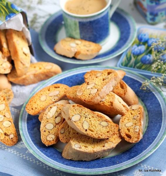 Cantucci. Biscotti. Włoskie ciasteczka podwójnie pieczone.