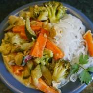 Azjatycko - kurczak z warzywami, zieloną pastą curry, mlekiem kokosowym i makaronem ryżowym