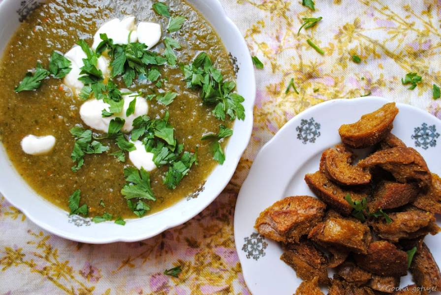 Zupa krem z kalarepy i natki pietruszki z grzankami curry