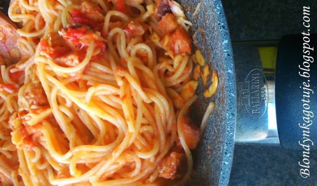 Spaghetti z Pomidorami, Grzankami i Migdałami