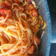 Spaghetti z Pomidorami, Grzankami i Migdałami