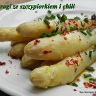 Szparagi ze szczypiorkiem i chili