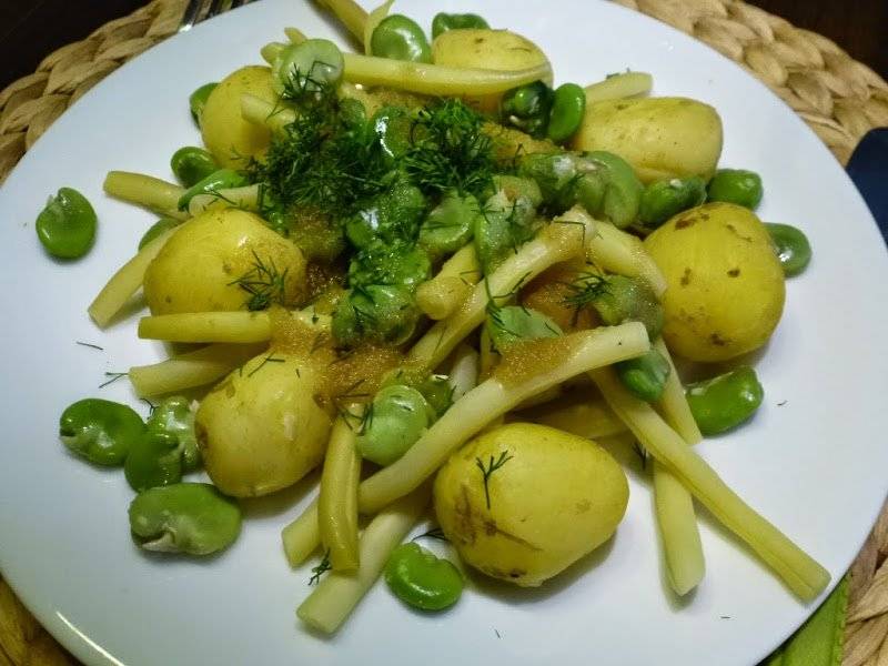 Młode ziemniaki z fasolką szparagową i bobem